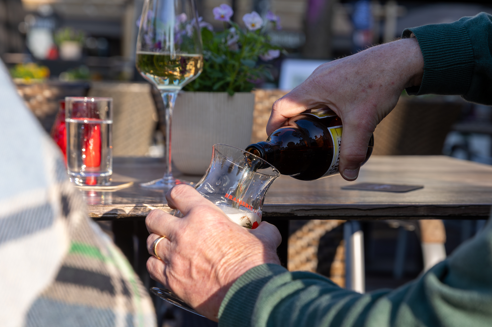 Vers getapt bier wordt ingeschonken in een glas