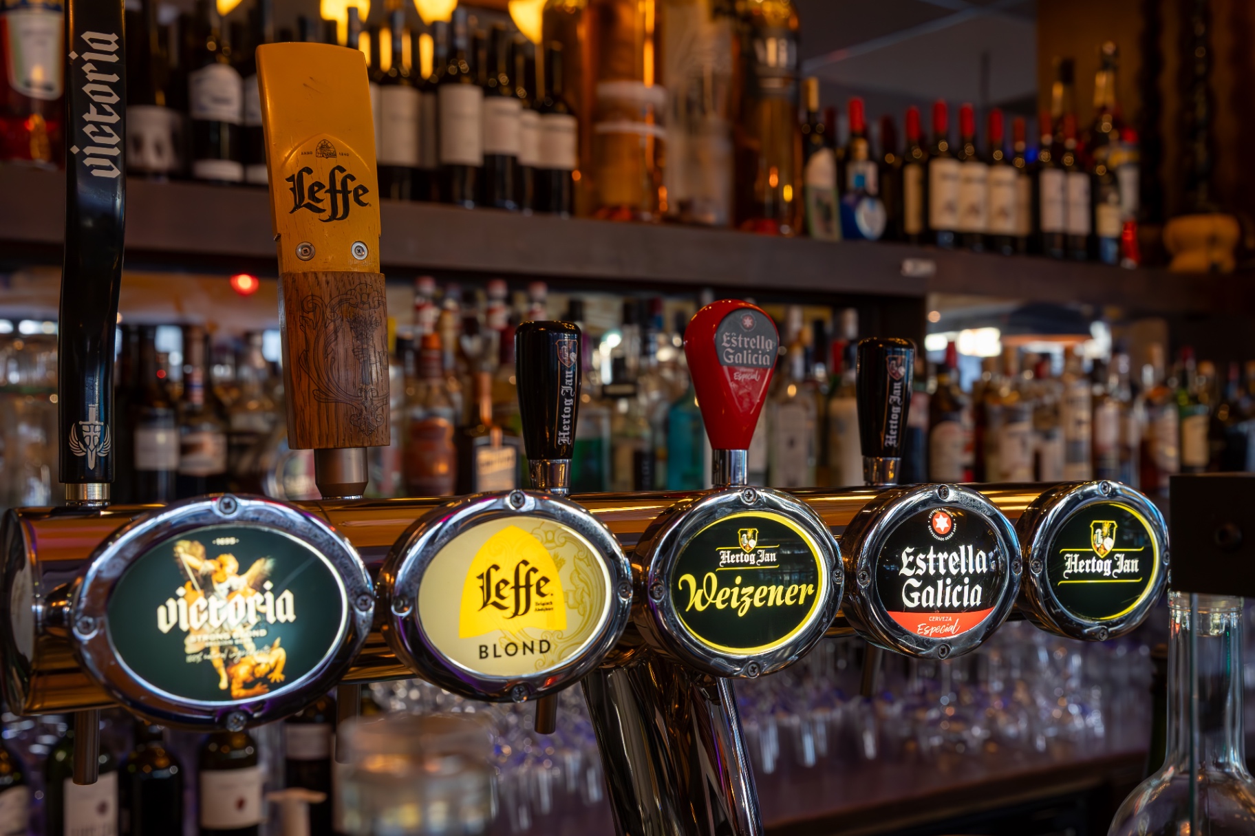 Biertaps met Leffe, Victoria en Hertog Jan achter de bar